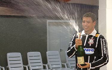 ronaldo_festeggia_corinthians_spumante