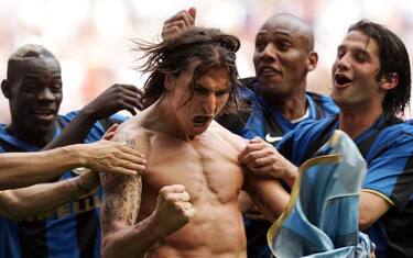 ibra_festeggiato_dai_compagni_inter