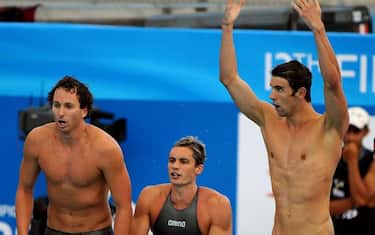 20090802-ROMA-SPO:NUOTO: MONDIALI; STAFFETTA 4 X 100 METRI MISTI UOMINI. Lo statunitense Michael Phelps (d) esulta con i compagni di squadra al termine della staffetta 4x100 misti uomini, nei Mondiali di nuoto di Roma 2009, oggi 02 Agosto 2009. La squadra statunitense si  classifica al primo posto e vince la medaglia d'oro. ANSA/CLAUDIO ONORATI/on 