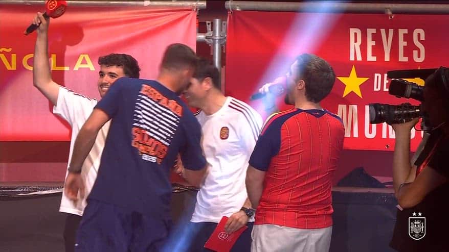 De La Fuente portato in trionfo dai giocatori sul palco