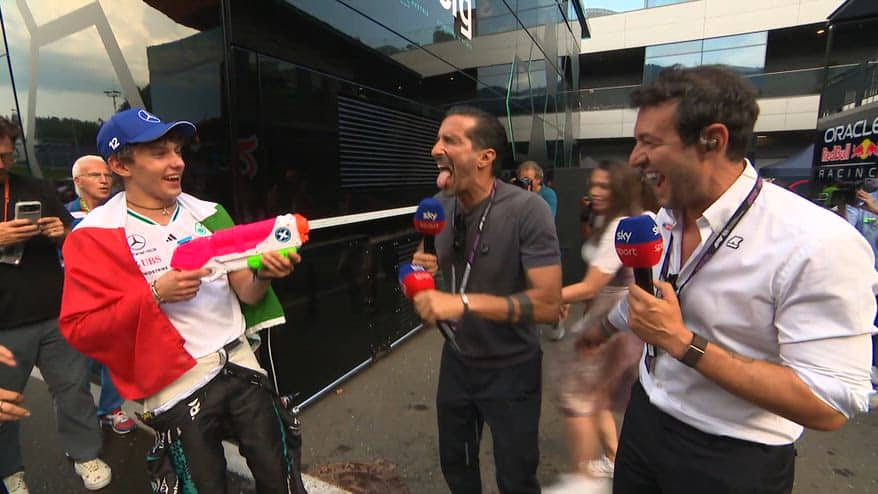 Kimi, la gag a Sky Sport F1: gavettone con lo champagne