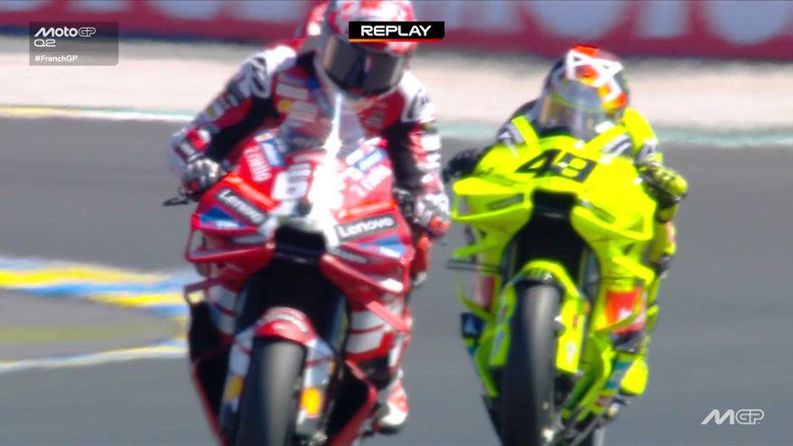 Bagnaia si sfila, Diggia sfreccia e scuote la testa