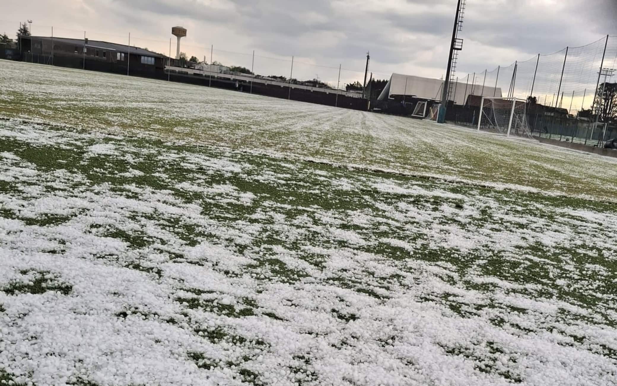 Zingonia, grandinata prima delle amichevoli tra i bambini di Atalanta e Sampdoria. VIDEO