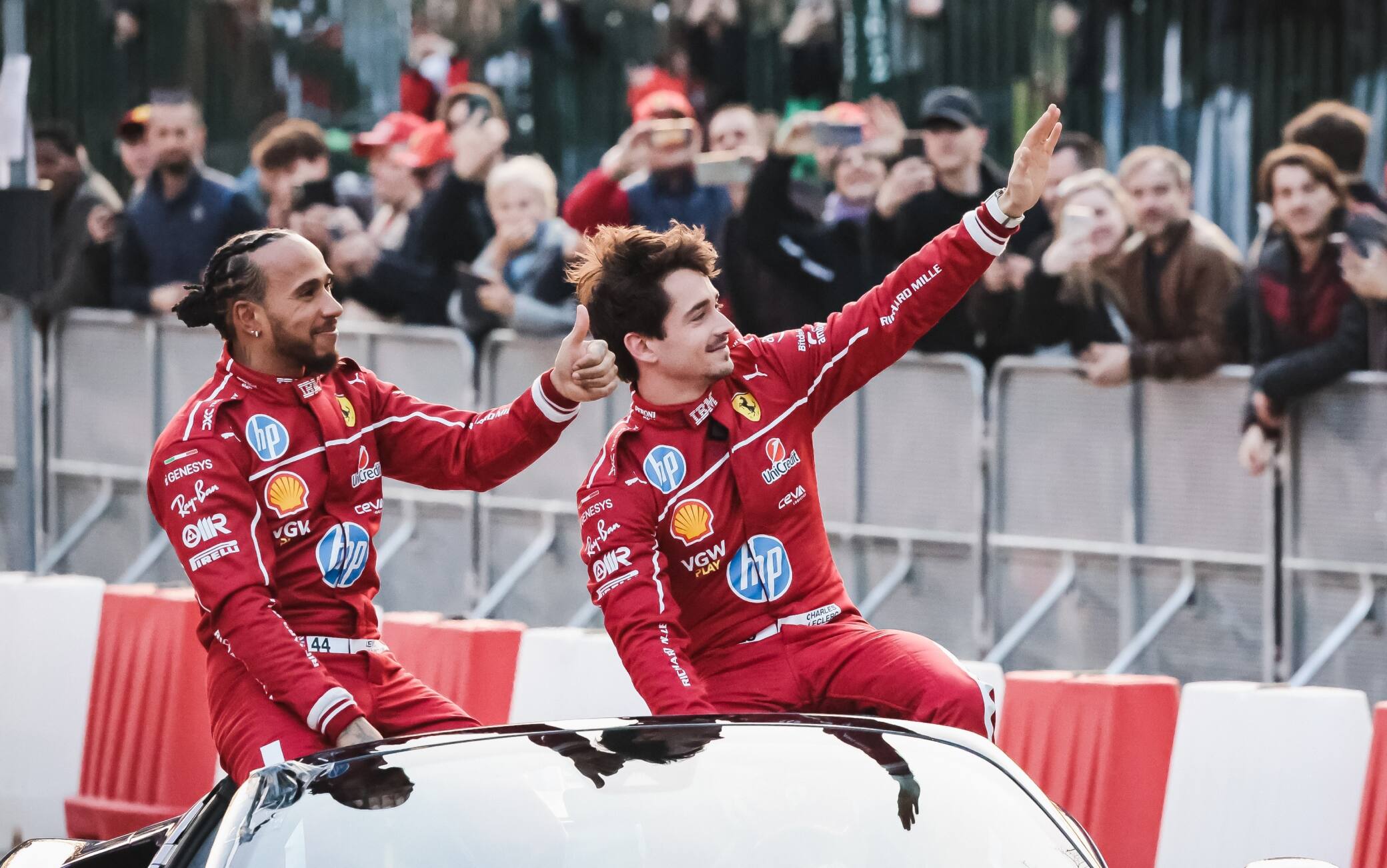 Lewis Hamilton e Charles Leclerc a Milano durante l'evento Ferrari F1