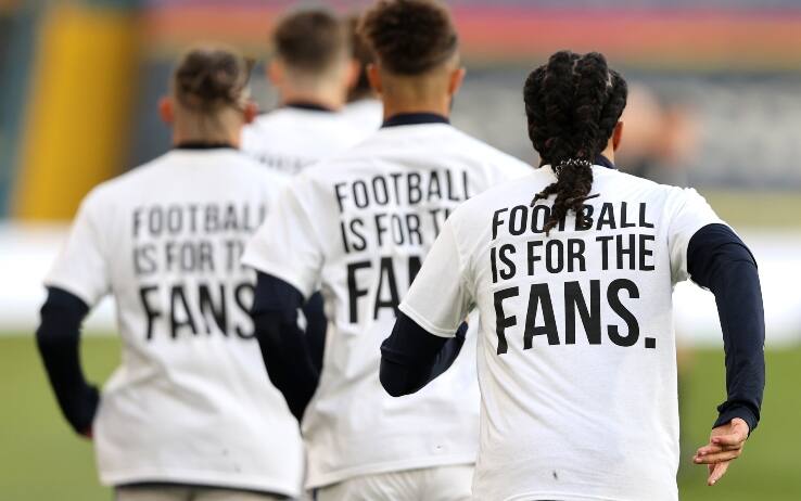 Il Leeds in campo nel riscaldamento con le maglie contro la Superlega