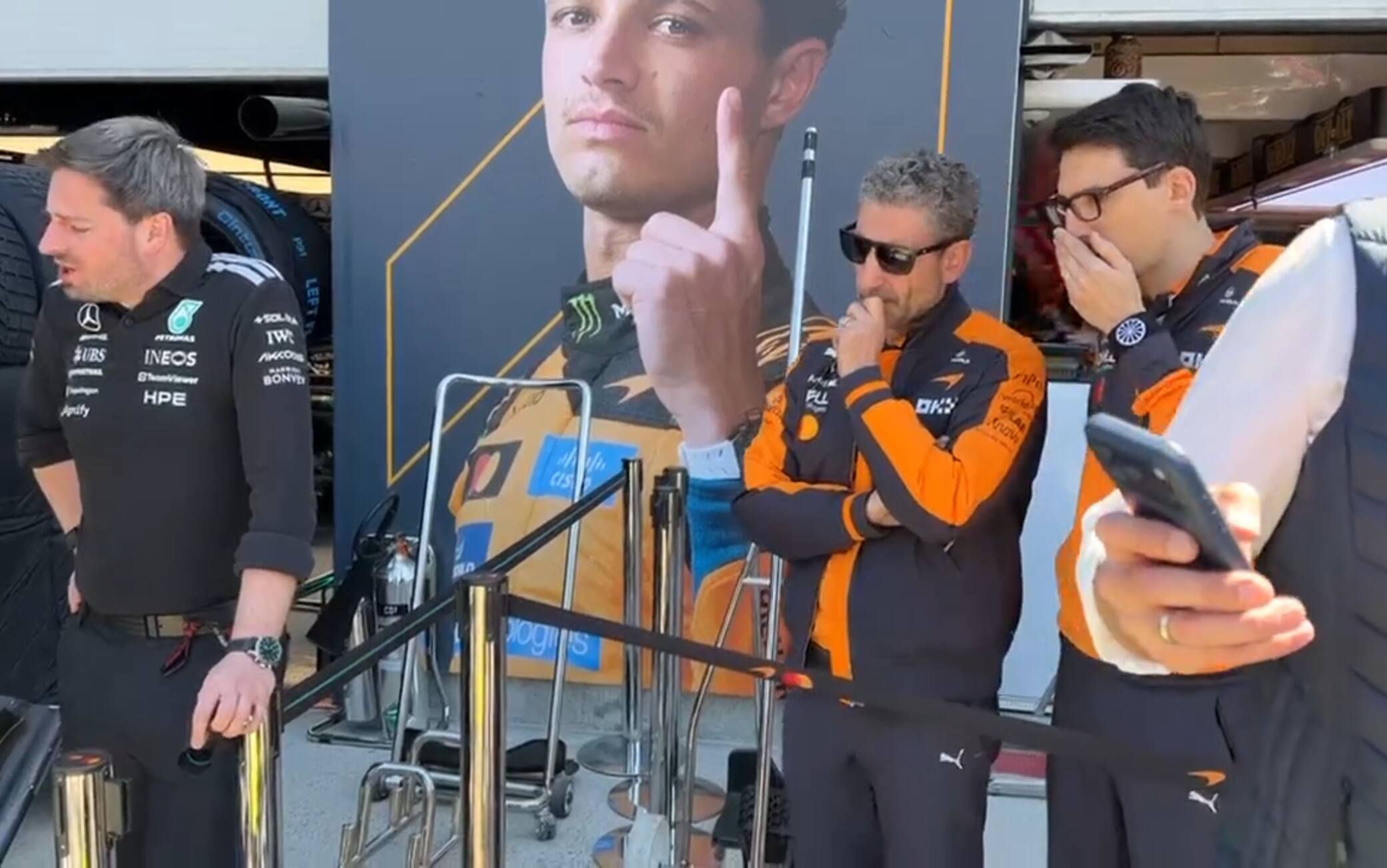Stella (McLaren), vicino di box molto curioso: osserva attentamente la Mercedes. VIDEO