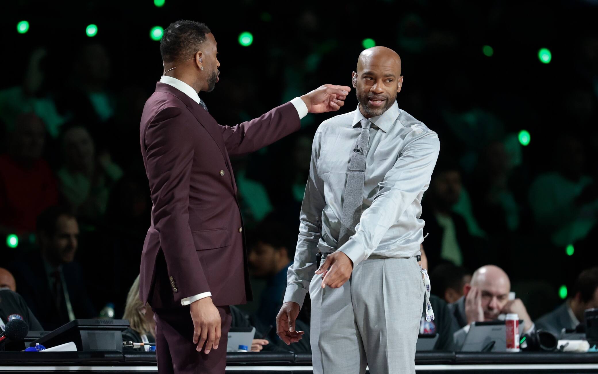 NBA, McGrady e Carter come ai vecchi tempi: il siparietto tra i due coach al Rising Stars