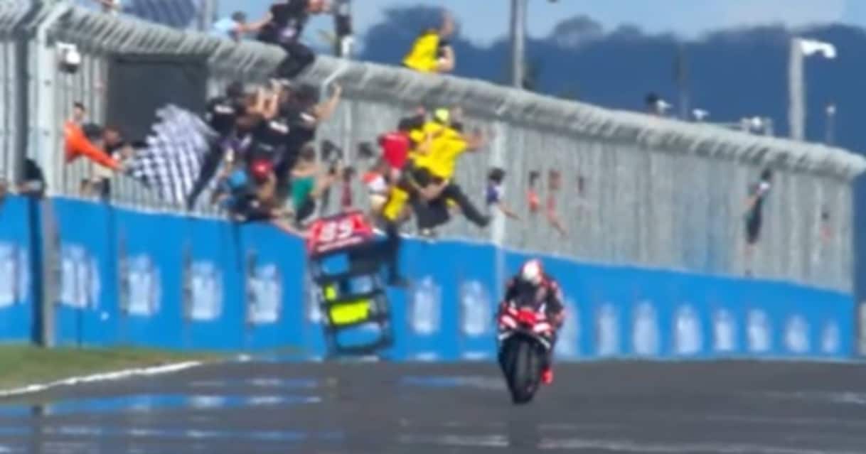 https://sport.sky.it/assets/images/b4f1050fdec0be3a86f90061918a7e87e6acbc4c/skysport/it/motori/motogp/video/2026/03/22/motogp-gp-brasile-ultimo-giro-arrivo-1084507/bezzecchi_gp_brasile_traguardo_og.jpg?im=Resize,width=1218