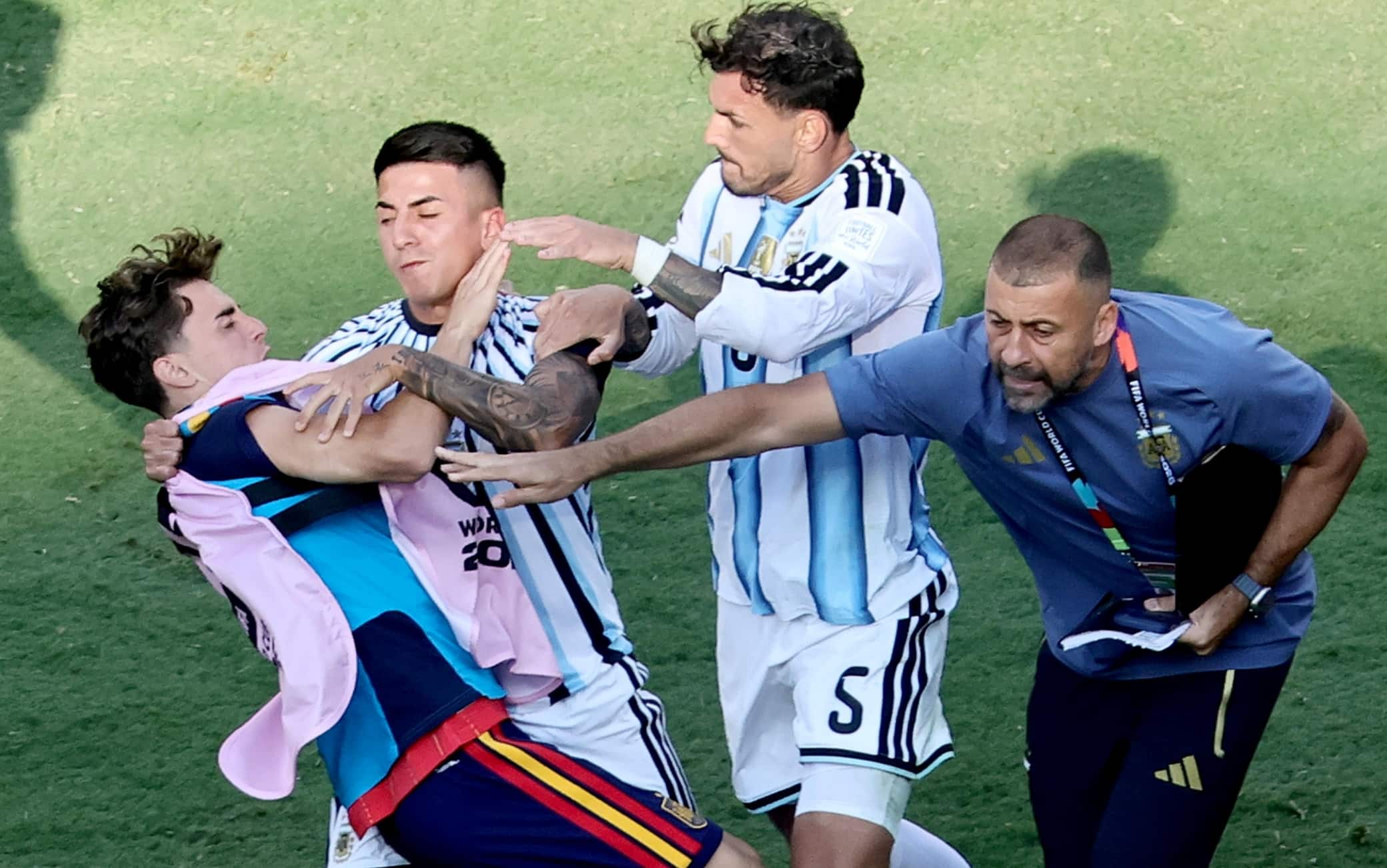 Paredes, niente espulsione dopo Argentina-Spagna: la Fifa corregge l'errore