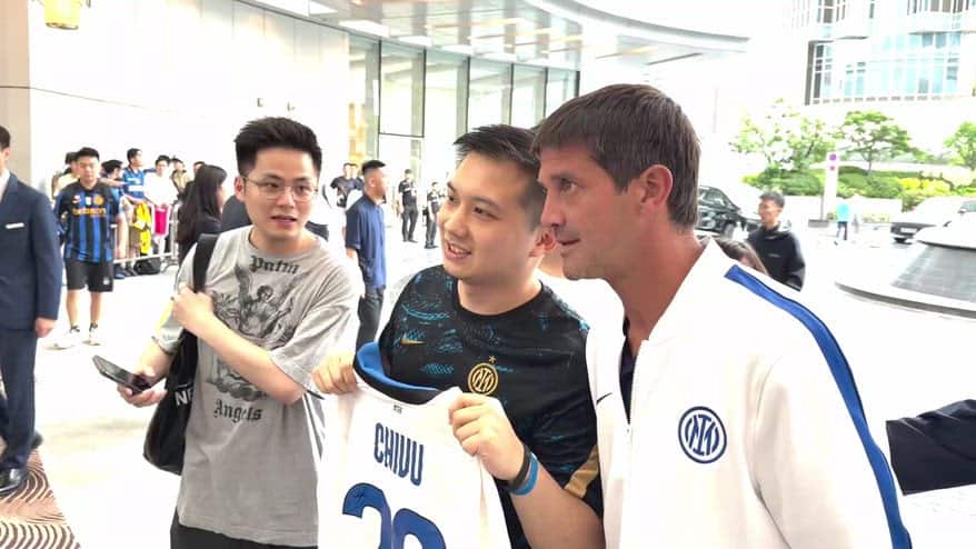 chivu-inter-hong-kong-tifosi-autografi