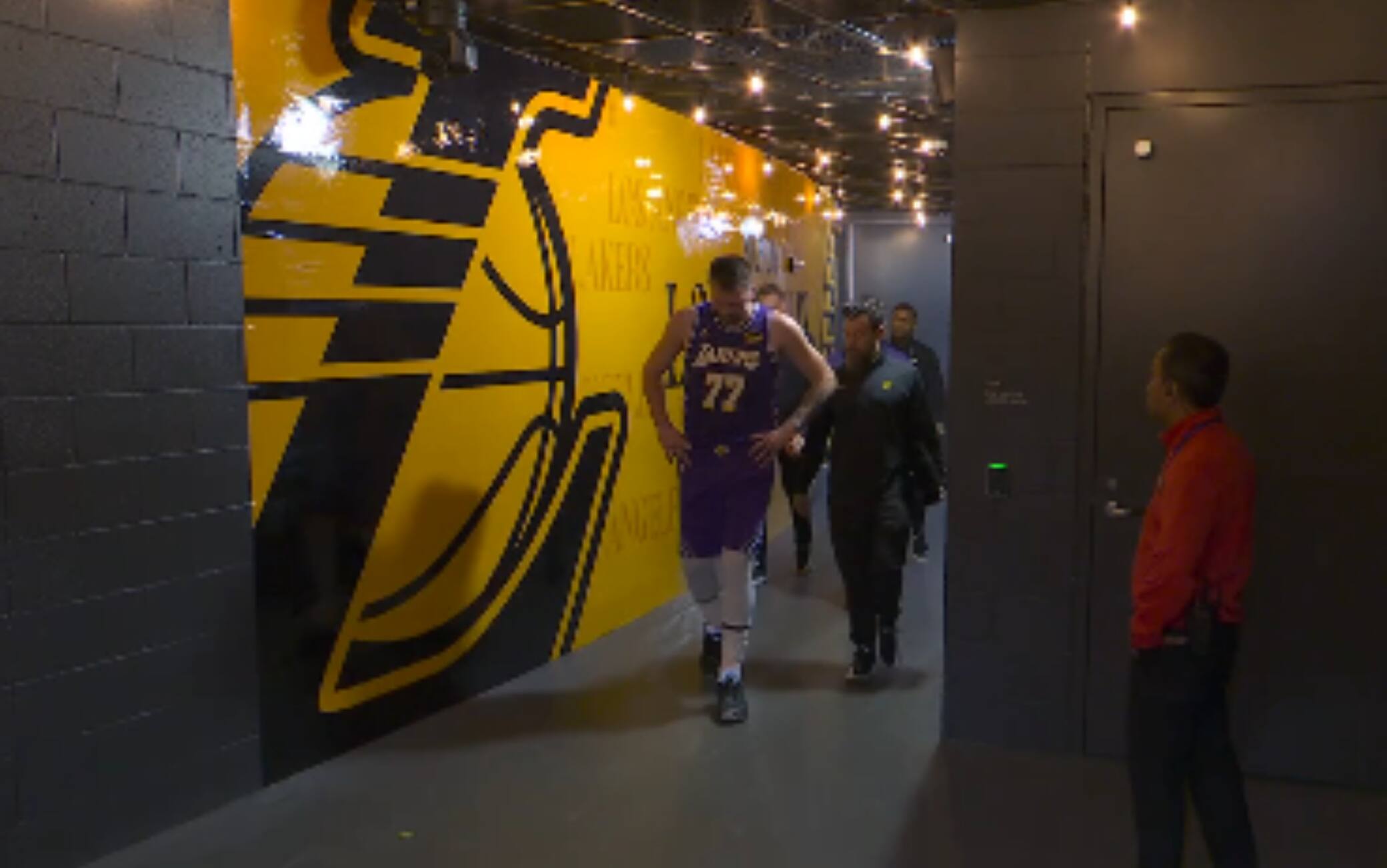 NBA, Doncic esce zoppicando e abbandona la partita contro Philadelphia: Lakers in allarme