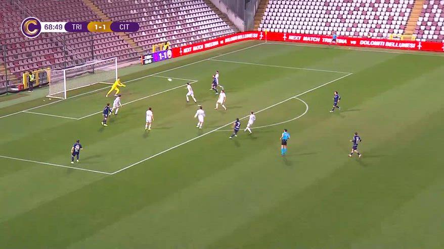Sterzata e tiro a giro perfetto: che gol di Anastasia!