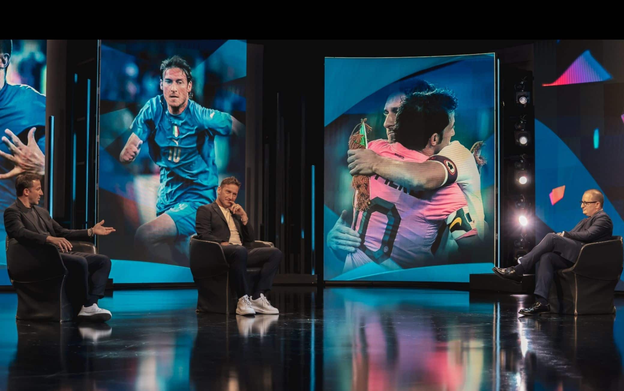 Alessandro Del Piero e Francesco Totti. 10 più 10 cioè 20, come gli anni di Sky. Con l'introduzione di Federico Buffa e le domande dal direttore di Sky Sport Federico Ferri