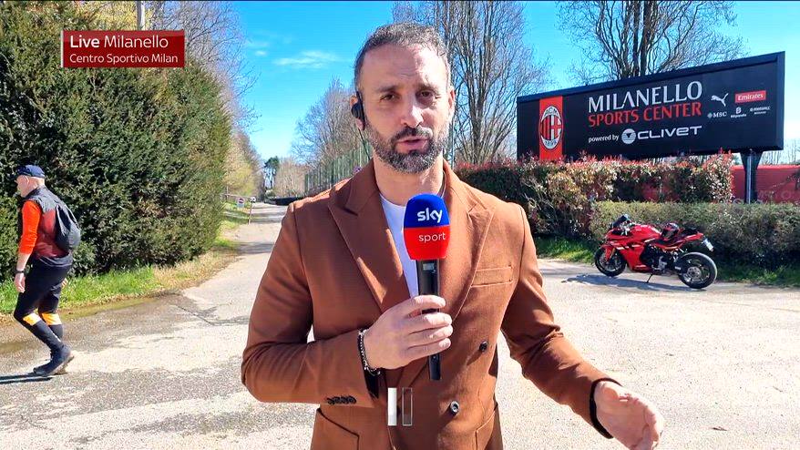 Milan, rabbia Leao per il cambio: evita Allegri