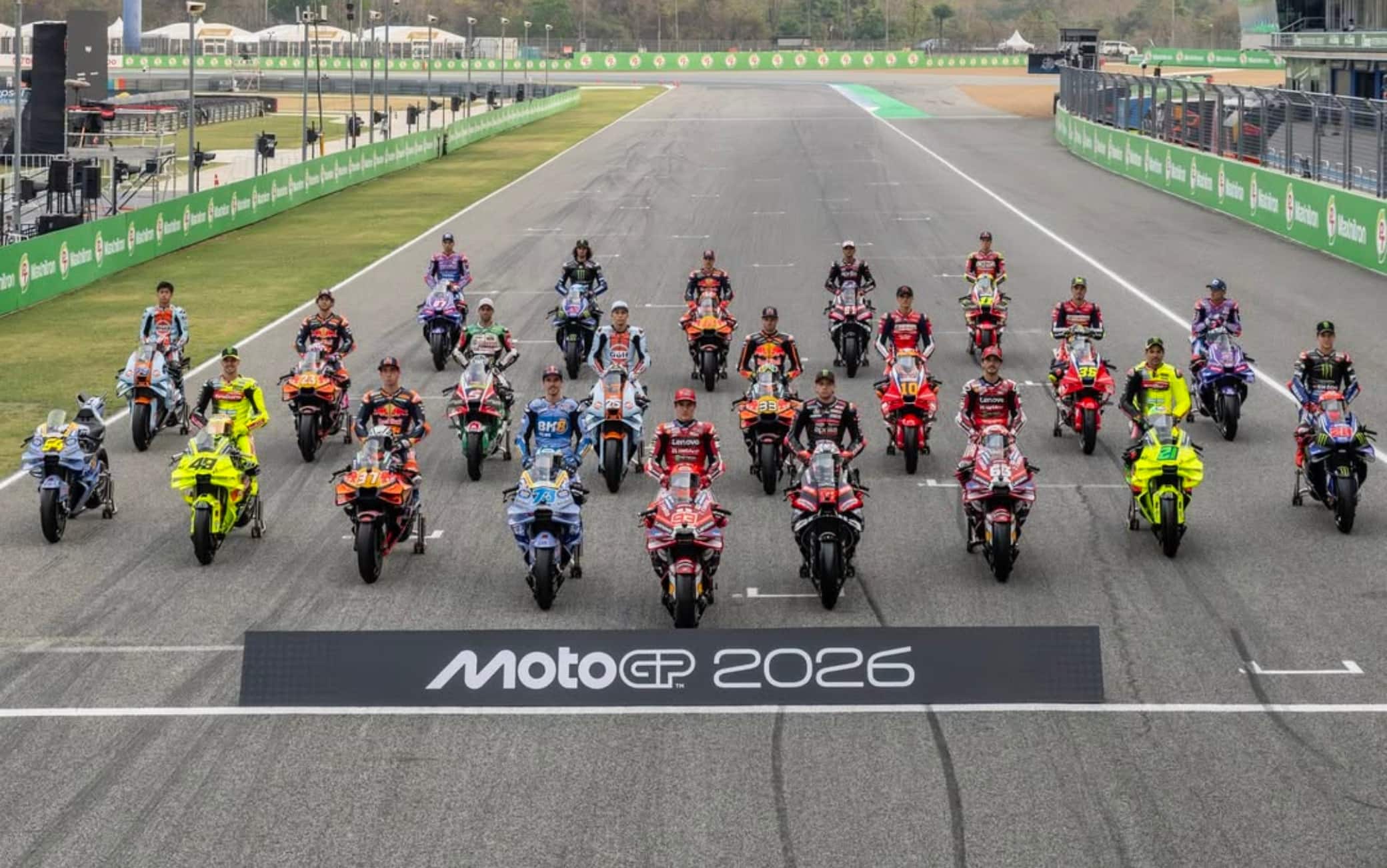 MotoGP 2026, le foto di gruppo del nuovo Mondiale prima del GP Thailandia
