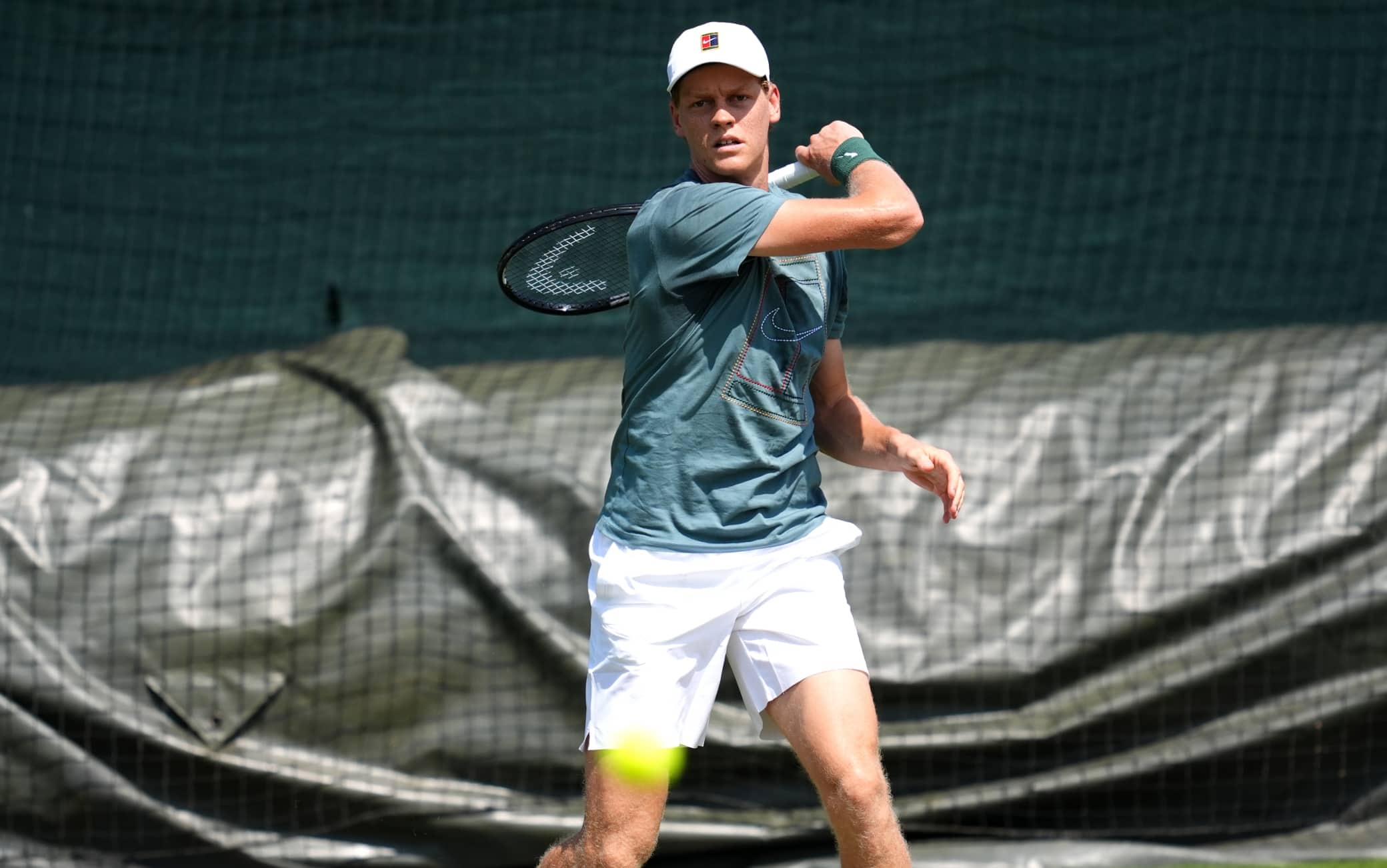 Sinner, l'allenamento in vista del debutto a Wimbledon