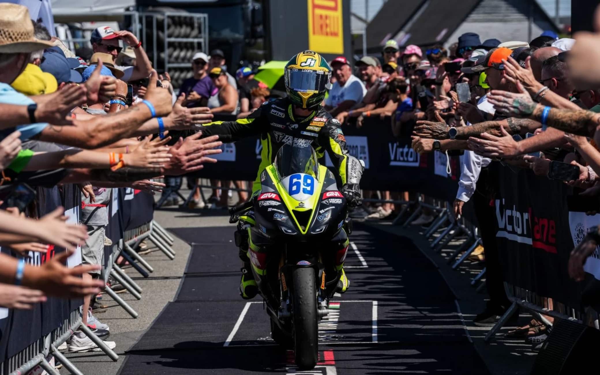 Bis di Booth-Amos in Supersport. Neila vince una Gara 2 da cinema nel WorldWCR