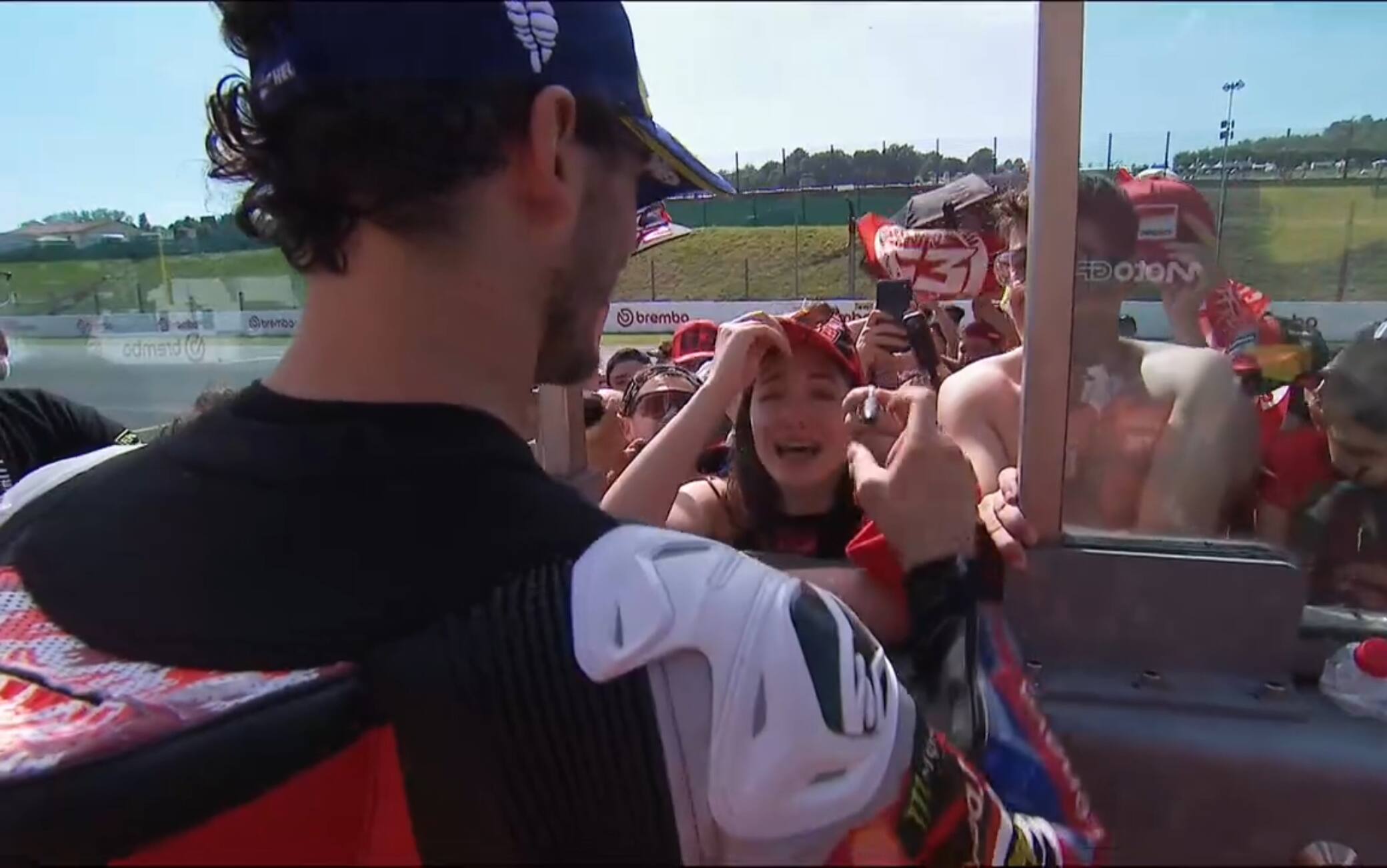 Selfie e abbracci: tifosa speciale per Pecco Bagnaia al Mugello. VIDEO