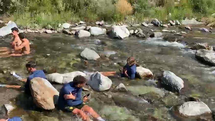 Cagliari, bagno nel torrente per i giocatori in ritiro