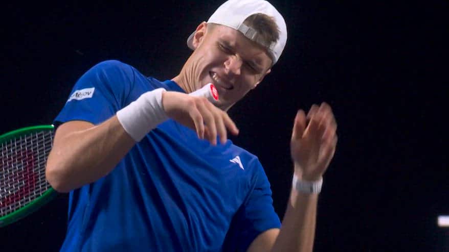Laver Cup, Mensik fa break ed esulta colpendosi la mano