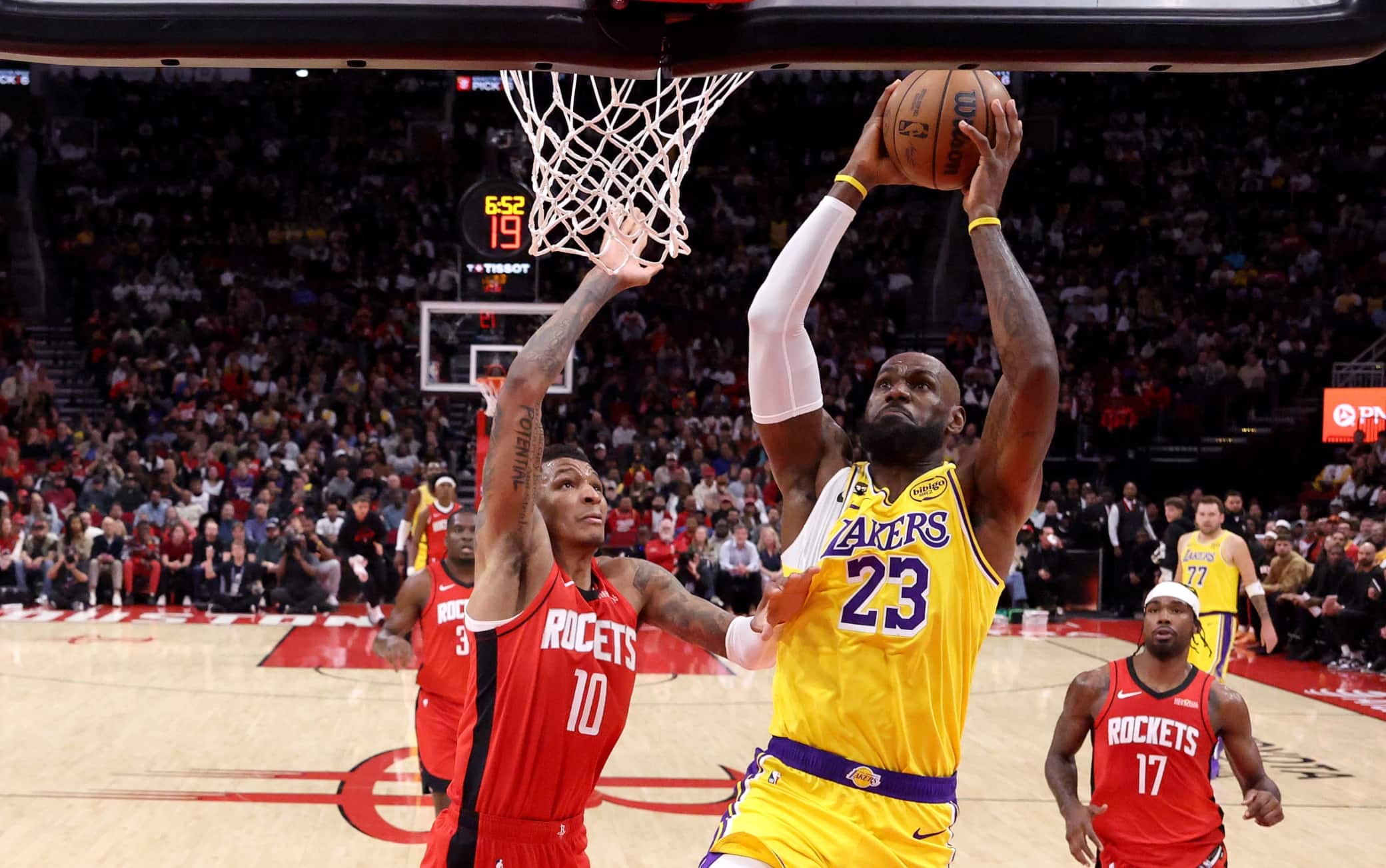 NBA, i risultati della notte: i Lakers passano a Houston, 10 vittorie di fila per Atlanta