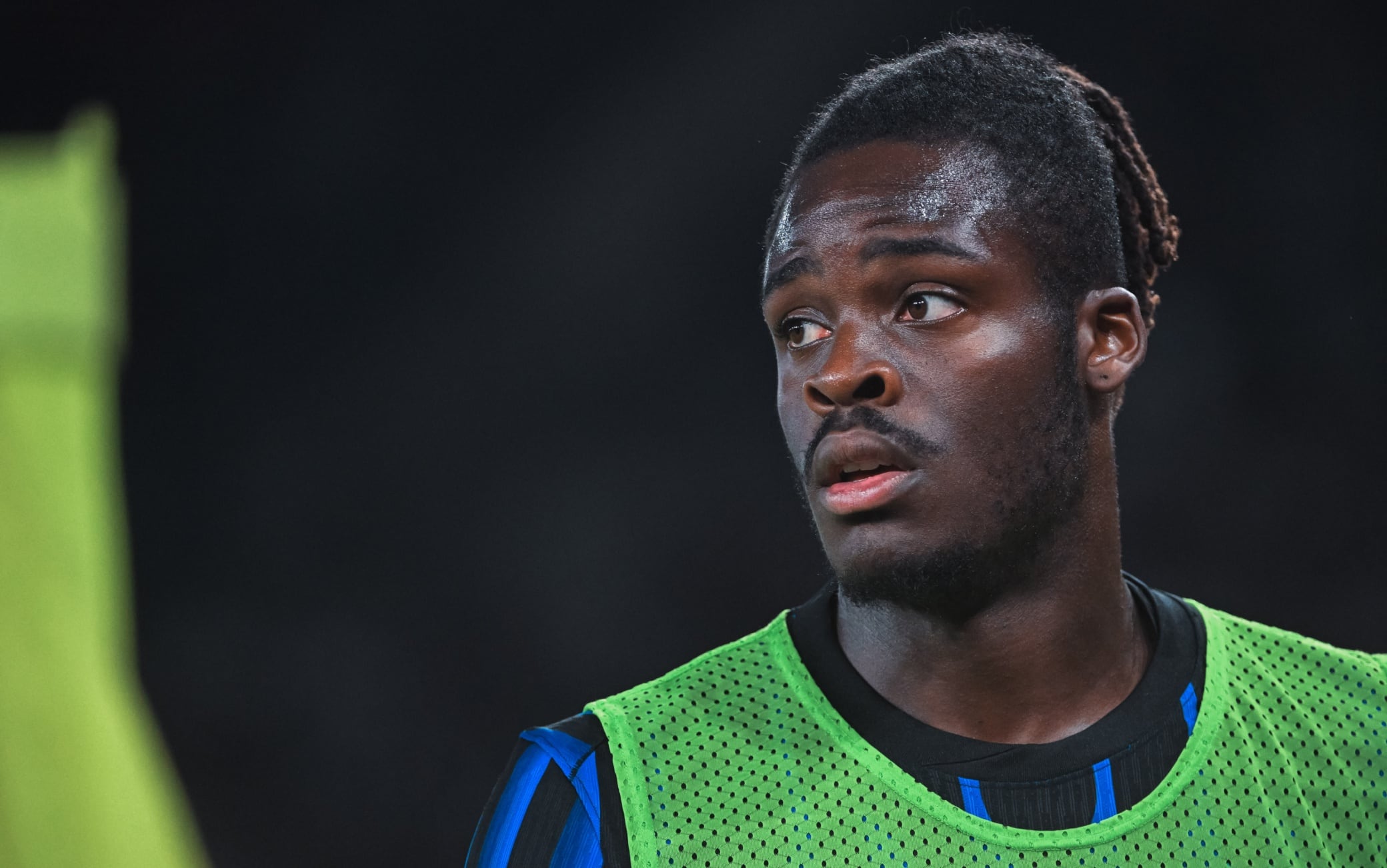 Inter, risentimento muscolare ai flessori per Bisseck: salta Roma e Como