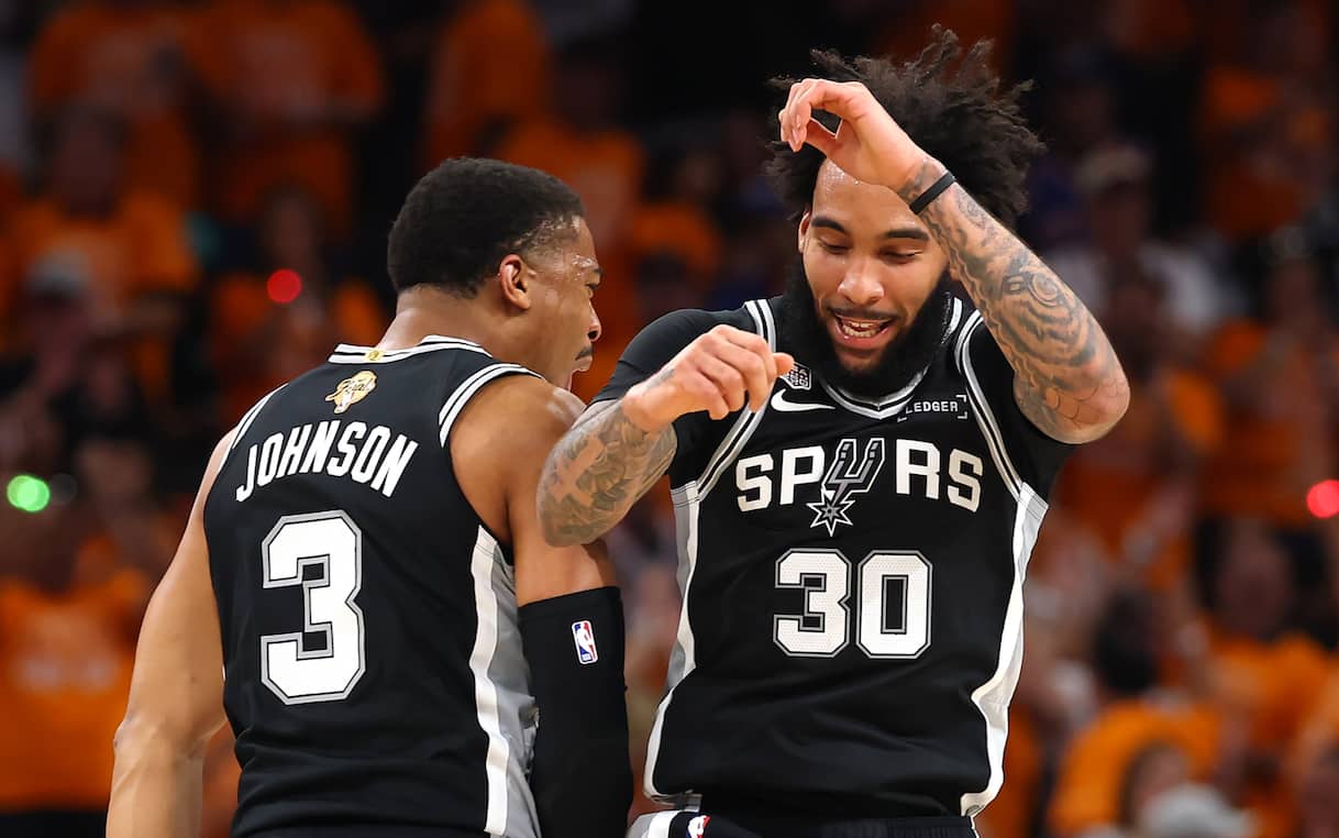 https://sport.sky.it/assets/images/b9cb564f304ec886499f078cf39cafe8ba39b689/skysport/it/nba/2026/06/04/nba-finals-san-antonio-new-york-gara-1-risultato-highlights/Julian_Champagnie_Getty_San_Antonio_Spurs.jpg?im=Resize,width=1218