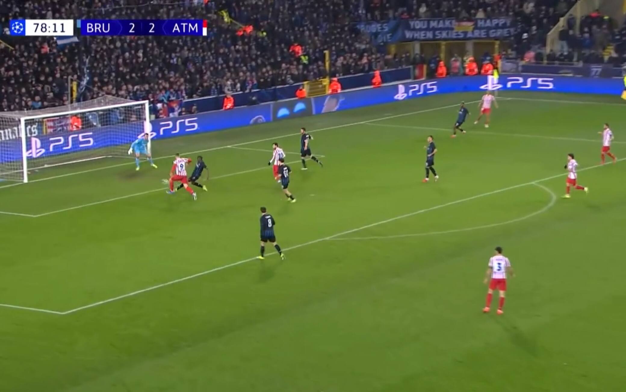 Bruges-Atletico Madrid, Ordonez sbaglia porta e fa autogol. VIDEO