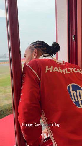 Hamilton scatenato in Ferrari: "Buongiorno vicini di casa"