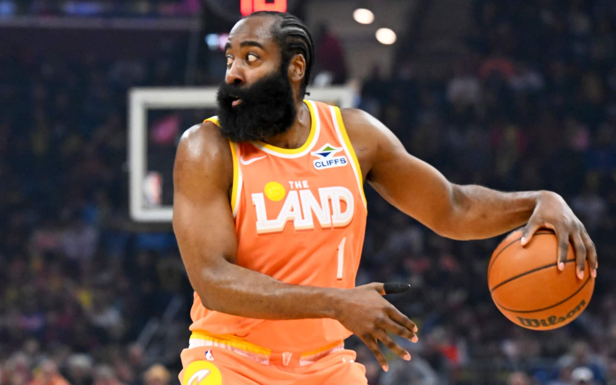 NBA, Harden arrestato a Houston per possesso di arma non registrata e subito rilasciato