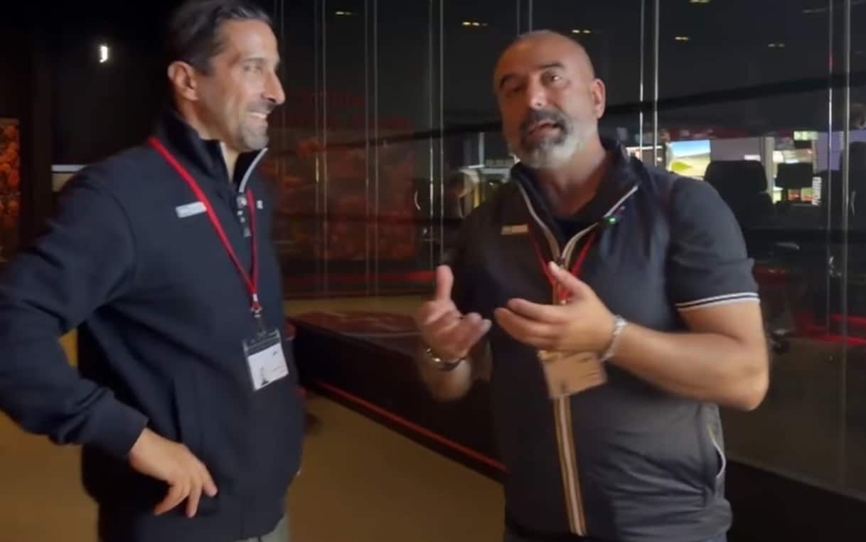 https://sport.sky.it/assets/images/bac69d485fa51c098074a326cb42428ad2b882e0/skysport/it/motori/formula-1/video/2026/05/21/f1-biggin-hill-speciale-sky-anteprima-video-1099815/f1_biggin_hill_video_sky_camicioli_capelli.jpg?im=Resize,width=1218