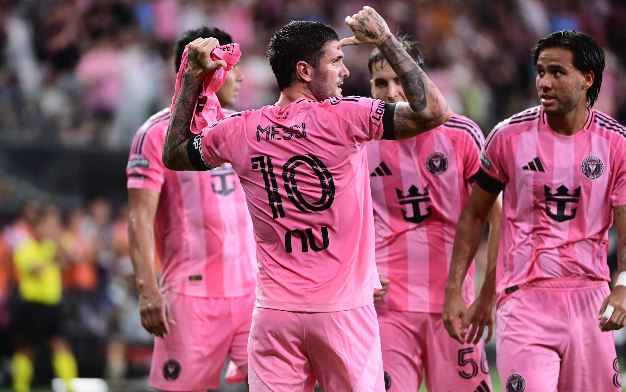 Messi, la dedica di De Paul è emozionante: gol e maglia numero 10 mostrata al pubblico