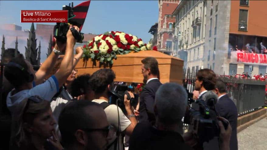 Funerale Baresi, l'uscita del feretro dalla basilica