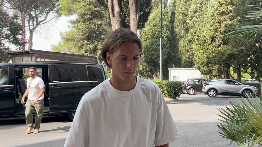 Cagliari, Ciervo a Villa Stuart per le visite mediche