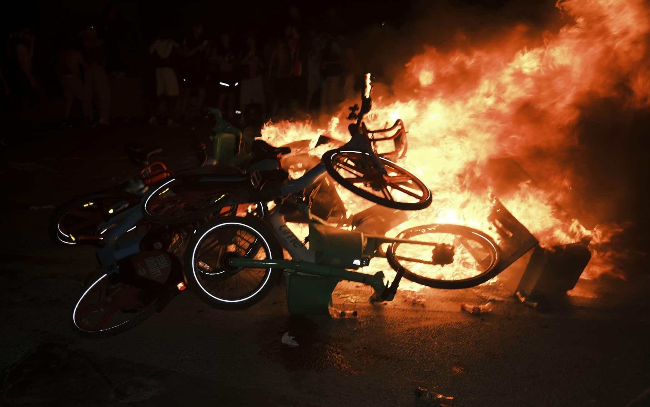Scontri a Parigi post vittoria del Psg in Champions: un morto e 200 feriti. Diretta 