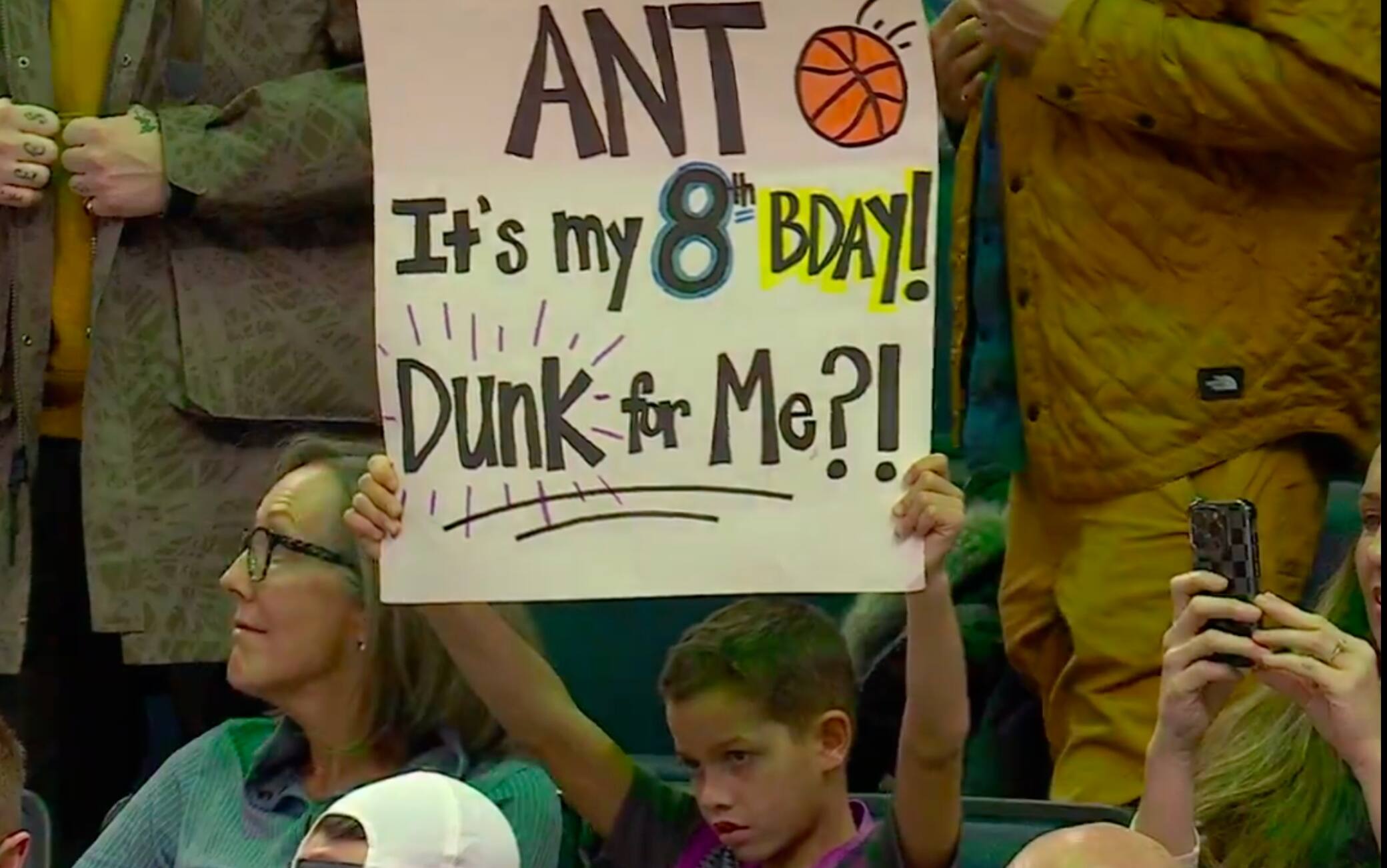 NBA, Ant festeggia la vittoria su OKC e regala la maglia al tifoso che compie 8 anni