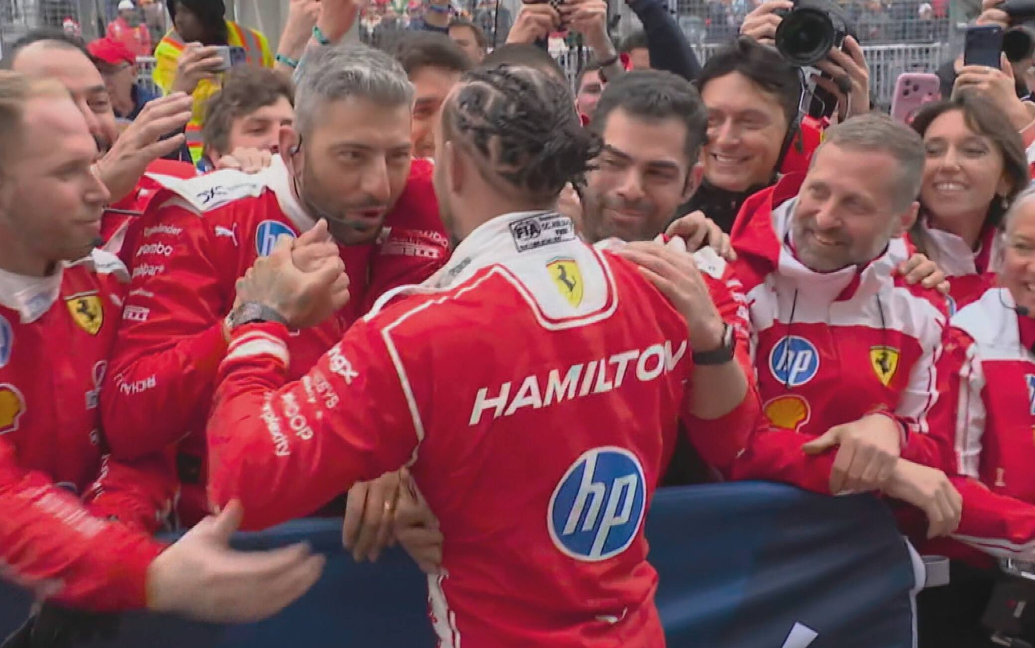 Hamilton 2° in Canada: l'abbraccio con i meccanici Ferrari. VIDEO