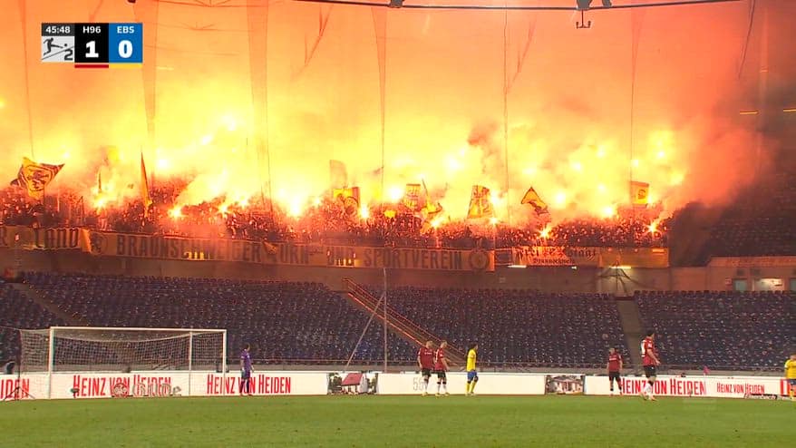 Derby Bassa Sassonia sospeso per 10': che show sugli spalti!