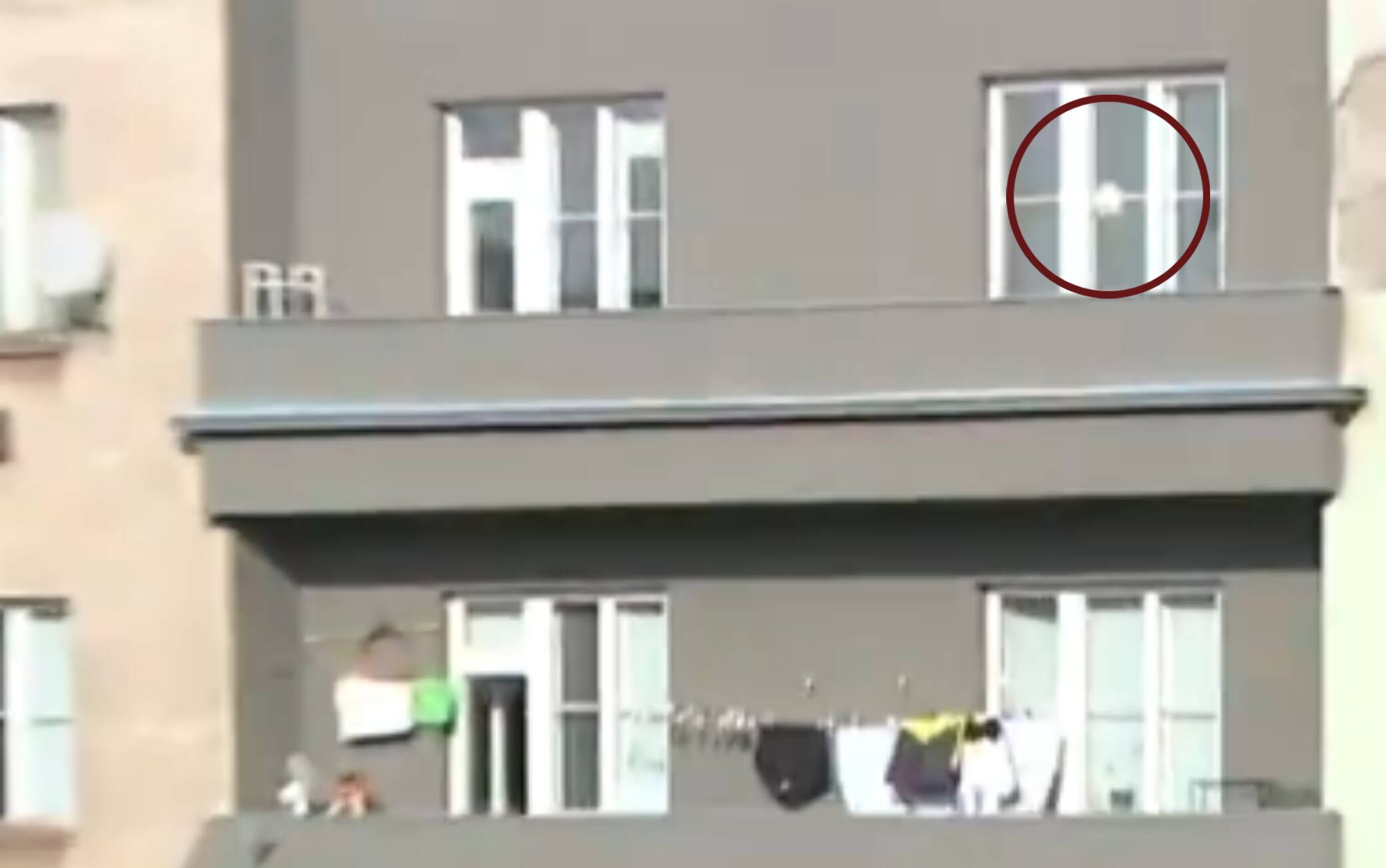 Slovan Liberec, rinvio incredibile: centra la finestra di una casa, ma non si rompe