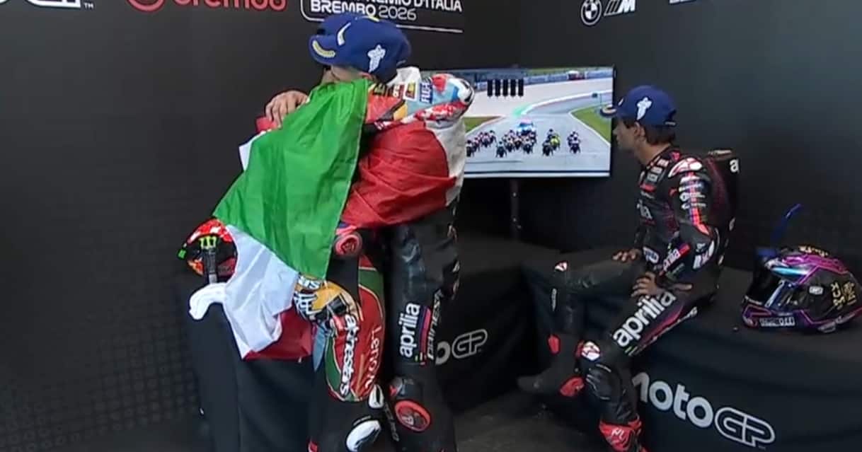 https://sport.sky.it/assets/images/bc0bb037c542546b61a3d5feb40353e9aa9d041e/skysport/it/motori/motogp/video/2026/06/01/bezzecchi-bagnaia-martin-retropodio-gp-mugello-italia-1102306/og_retropodio.jpg?im=Resize,width=1218