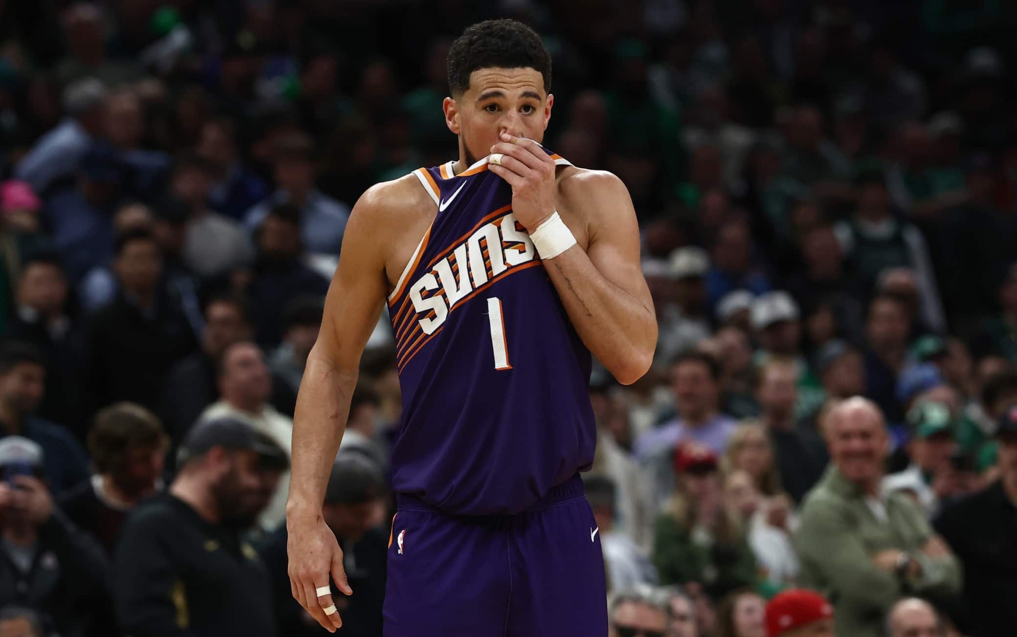 NBA, super Booker da 40 punti non basta: Phoenix crolla nel finale e perde a Boston