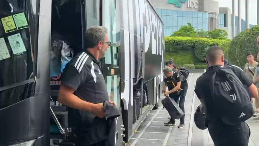 Juve, il video dell'arrivo a Hong Kong