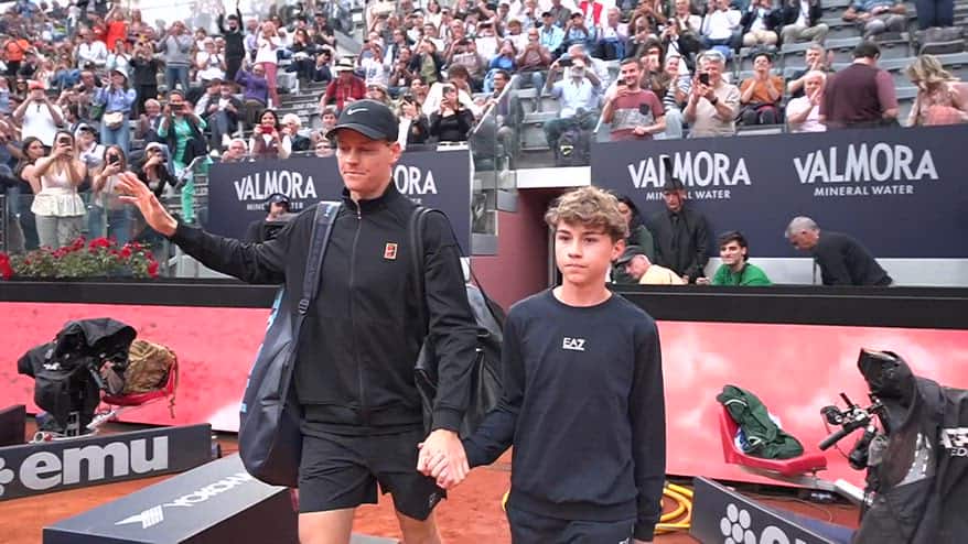 Sinner fa il suo ingresso, boato del Foro Italico di Roma