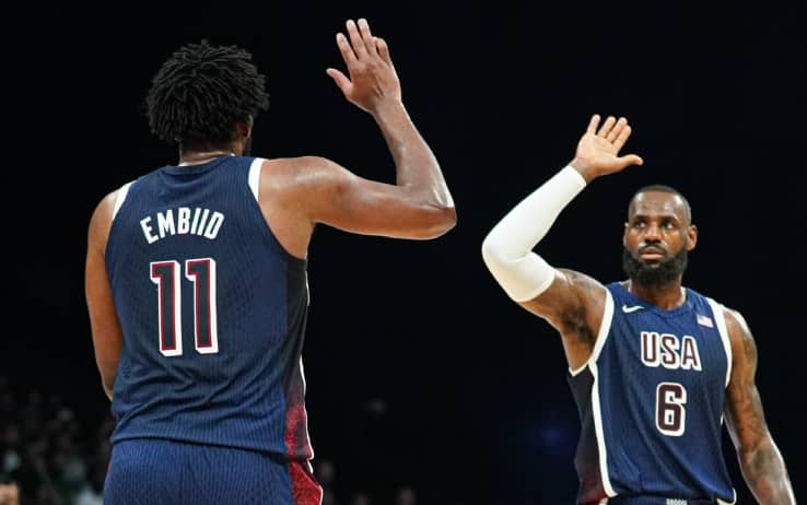 Joel Embiid e LeBron James con Team USA