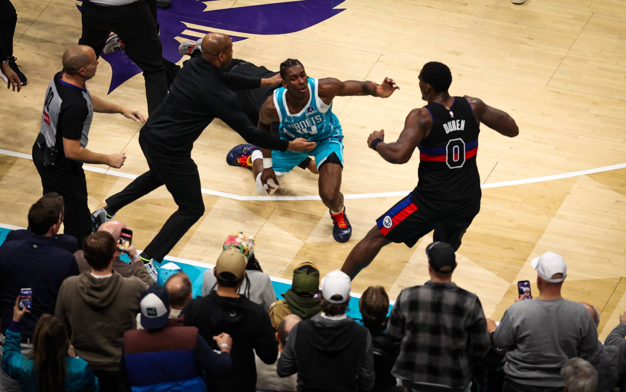 NBA, la maxi rissa tra Hornets e Pistons: da un fallo duro al caos in campo. LE FOTO
