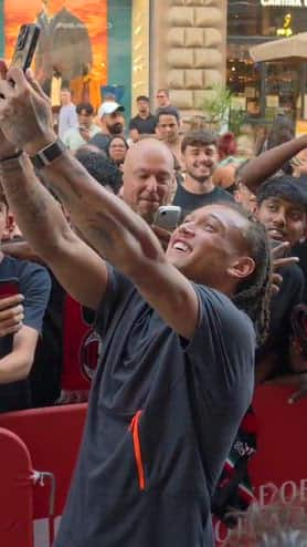 Milan, l'entusiasmo dei tifosi per Diego Moreira 