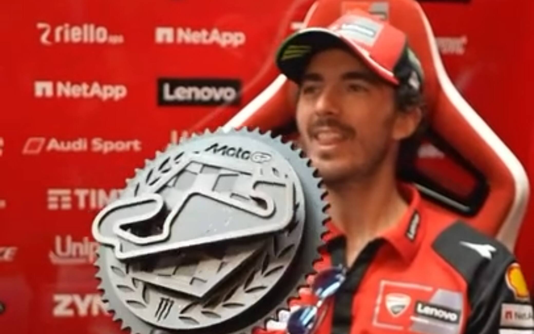 Mir penalizzato, Bagnaia sul podio a Barcellona: la consegna del trofeo