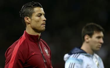 epa04494791 Portugal's Cristiano Ronaldo (L) and Argentina's Lionel Messi before the international friendly soccer match between Argentina and Portugal at Old Trafford in Manchester, Britain, 18 November 2014.  EPA/JOSE SENA GOULAO