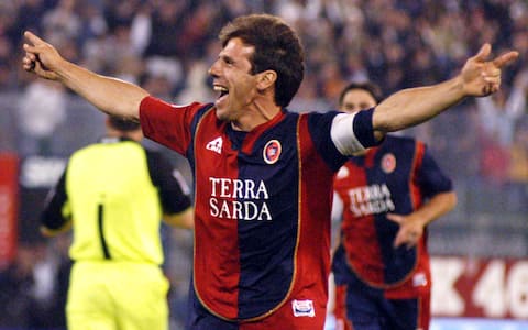 L'attaccante del Cagliari, Gianfranco Zola, esulta dopo aver segnato il goal contro l'Inter durante la partita di Coppa Italia allo stadio Sant'Elia di Cagliari il 12 maggio 2005.ANSA/MARIO ROSAS 