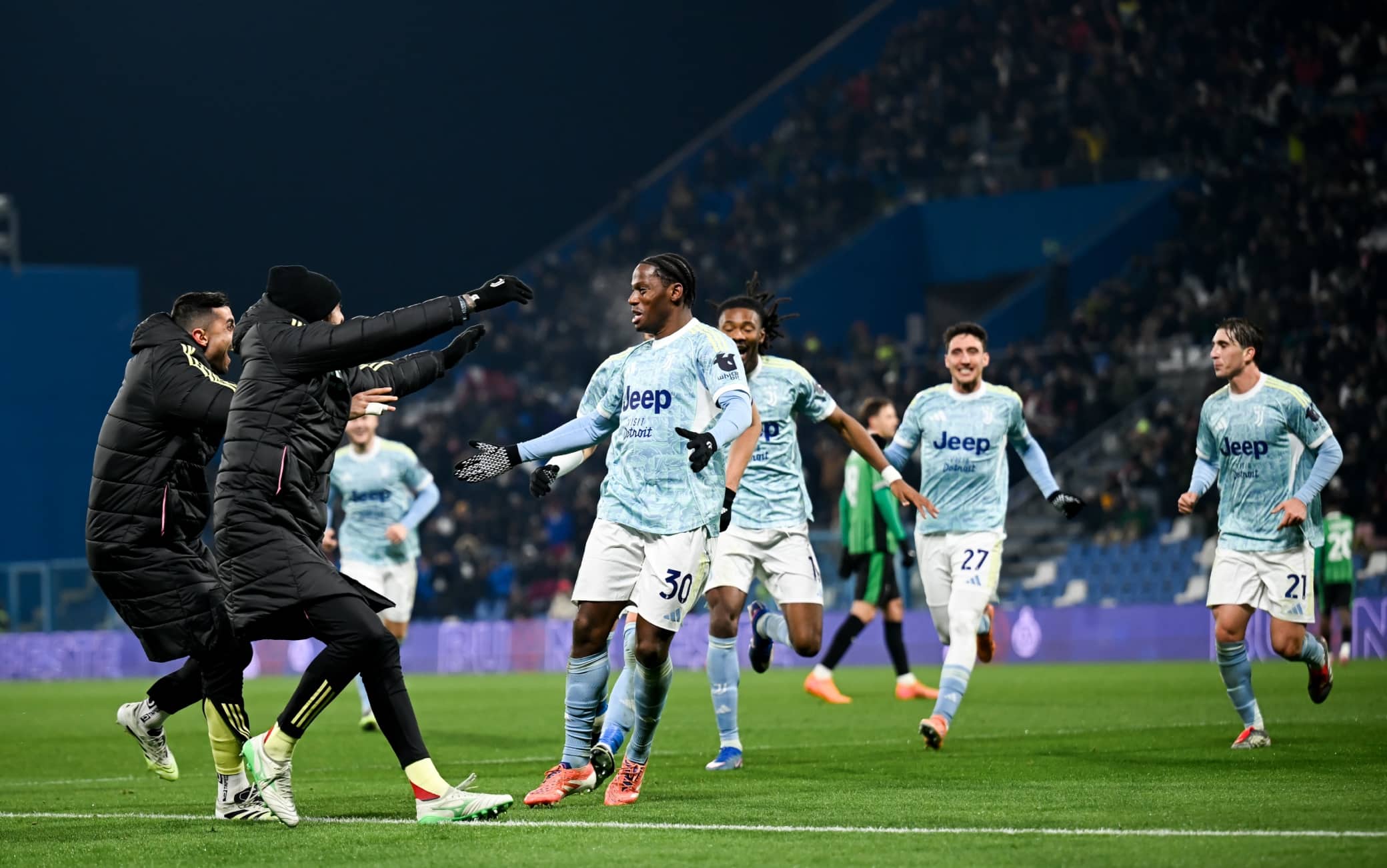 La Juve vince 3-0, domina il Sassuolo e questa è la foto della partita: David parte titolare dopo il rigore sbagliato col Lecce: il canadese sforna un assist per Miretti e firma il gol del 3-0 personalmente. A quel punto entra in campo tutta la Juve per esultare con lui, Spalletti compreso. 